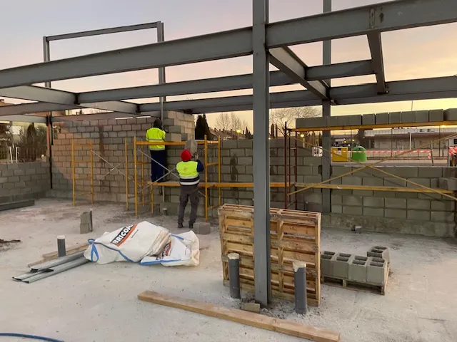 Operario utilizando nivel láser en cimentación.